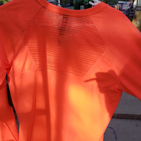 Workout top - Picture 2 of 2